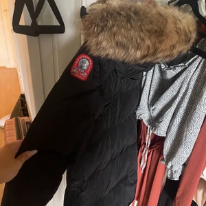 Para jumper lång bear XS - Säljer min fina para jumper long bear. Hel och fräsch och inga skador på den. Precis ny kemtvättad med en jätte fin och stor päls. Storlek XS. Vid intresse kan jag skicka flera bilder!
