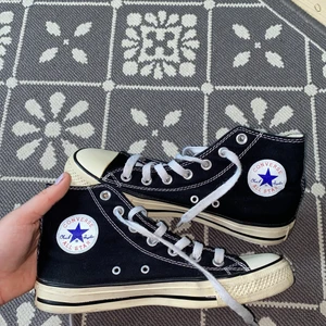Svarta converse - Svarta converse i storelk 38. I bra skick men syns att de inte är helt nya och lite gulnade❤️