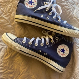 Converse  - Säljer ett par marinblå converse i storlek 38, de är aldrig Använda !💕 Börja buda från 150kr!                       HÖGSTA BUD:350