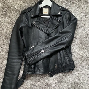 Svart Skinnjacka  -  Skinnjacka från diesel! Den är äkta och i bra skick. Jag har inte använt den så mycket pga fel storlek men väldig snygg jacka förövrigt. Har tyvärr inget kvitto på jackan men den är äkta. Ord.pris: 4000kr. 