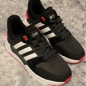 Adidas  - Helt nya, aldrig använda adidas skor