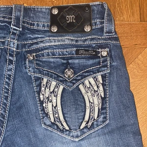Miss Me jeans - säljer mina absoluta favorit byxor från miss me!! de är lågmidjade i en rak modell och sitter helt perfekt🙌🏼 jag är 167 men de passar även nån längre. Säljer endast för bra bud då dem är väldigt efterfrågade och svåra att få tag på❤️‍🔥