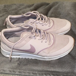 Nike air max thea strl 39  - Nike skor i storlek 39. Ljuslila färg 