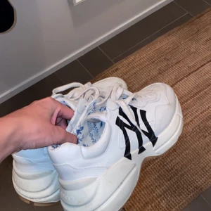 Gucci Rhyton X Yankees - Snålt använda Limiterade Gucci skor, dom är för små för mig så kan inte ha dom längre. Lite smutsiga ytligt men annars ser de så gott som nya ut, kan tvätta dom åt dig:) har tyvärr ingen box till dom men kvitto finns:)