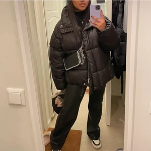 Vinterjacka - Säljer min svarta vinterjacka från hm (lånad bild) skriv privat för flera bilder!