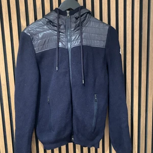 Moncler cardigan - En moncler cardigan i fint skick. Storlek M. Inget og