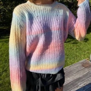 Pastelltröja - Säljer en stickad tröja i en jätte fin och unik färg ifårn Design by si💘 bilderna är från deras hemsida! Jag har köpt den här tidigare på Plick men fick sedan en likadan i present.