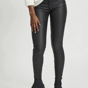 Svarta lågmidjade jeans xs - Lågmidjade jeans från veromoda, köpte dessa mellan 2019-2020 och har ej använt dom ofta alls (2-3) ggr. Dessa sitter perfekt på mig då jag är 155 Nypris 350, mitt pris 100. Frakt kan diskuteras 