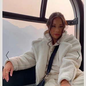 Teddy jacka från nakd i storlek 36.  - Benvit jacka som passar perfekt nu i höst/ varmare vinter dagar. Köpt för 799kr. Bud från 150kr. (Jackan är betydligt vitare i verkligheten än på de 2 sista bilderna)