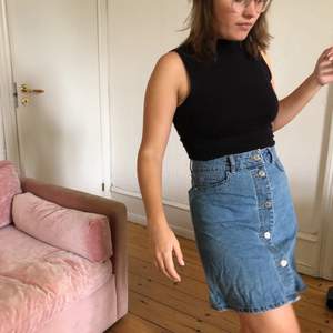 Denim skirt with buttons in the front // Never used!