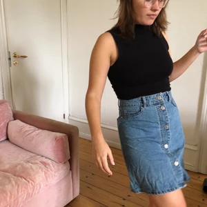 Cute denim skirt - Denim skirt with buttons in the front // Never used!
