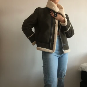 Pilotjacka  - En riktigt snygg pilotjacka från Bikbok, är som ny då den har använts ett fåtal gånger (jag har alldeles för många jackor). Den är pälsig och varm, perfekt för höstens kalla väder🥰