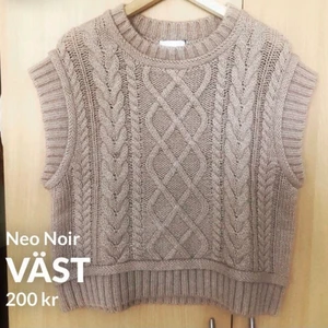 Väst - Neo Noir - Stickad väst i ull-och akryl från Neo noir. Storlek M. Använd endast en gång! Säljer för att den inte riktigt passar på mig. Kan mötas upp i centrala Stockholm alt skicka med post. 200kr + frakt 