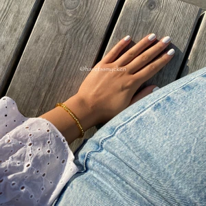 Skimrande pärlarmband  - Pärlarmband av skimrande glaspärlor i en honungsguld nyans. Perfekt att kombinera med andra smycken! Armbandet är ihopsatt med hållbar elastisk tråd och passar de flesta handleder.