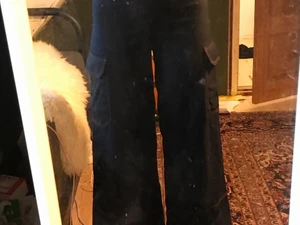 Utsvängda mörkblåa byxor med ditaljer  - Långa utsvängda byxor från monki i mörkblått med oranga ditaljer. Skit fina och har perfekt passform🥳 köpte för kanske 1 år sen men inte använt så mycket dock. Hillar dom väldigt mycket men kommer inte till användning så säljer frakt tillkommer 66kr 