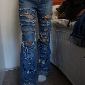 Upprivna jeans som är baggy och skit snygga!! Jag är 169 cm lång 