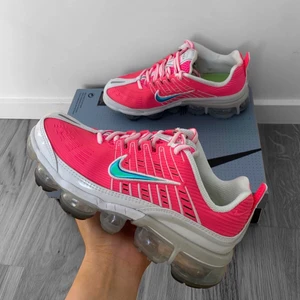 Nike vapormax - Slutsålda Nike vapormax 360 hyper pink/pink blast/vit/svart storlek 37.5, nypris 2249kr+ frakt. Några små tecken på användning men fortfarande i fint skick. Boxen ingår. Hämtas i Sundbyberg eller fraktas. 