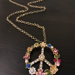 Peace halsband ✌🏽☮️ - Peace halsband med massa blommor, lång halskedja.