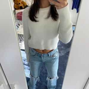 VIT TOPP ZARA - Hejsan! Jag säljer denhär vita toppen från Zara! Den är jätte mjuk i materialet och har bara använt den få gånger. Den är i storlek L men skulle säga att den är XS-M! Köptes för 300kr i somras. Om fler är intresserade blir det budgivning💙💕🤪