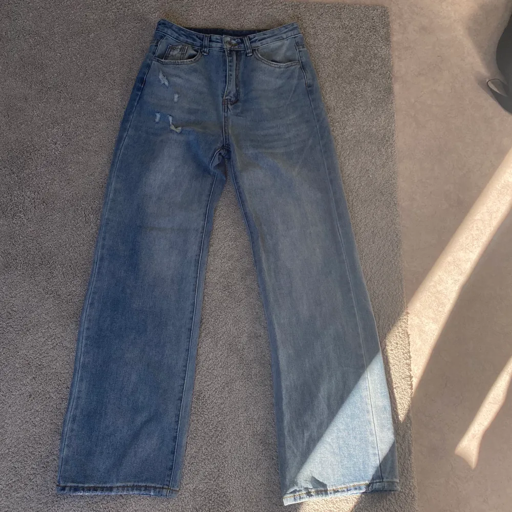 Ett par blåa jeans från SHEIN, säljer pga för stora. Storlek S!!. Jeans & Byxor.