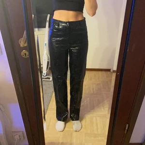 Orm skinns byxor straight leg - ormskinns byxor från Gina tricot som är i modellen straight leg. Jättebekväma, klibbar inte runt benen utan sitter asbekvämt!