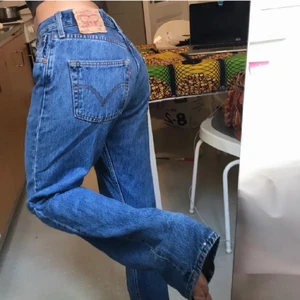 Levis 501 - Ett par snygga Levis jeans som är i nyskick. Vill ni ha fler bilder skriv till mig privat   (LÅNADE BILDER)  Jag är 1,65cm  innerbenslängd 75cm  Waist 30. BUDA PRIVAT🤍 
