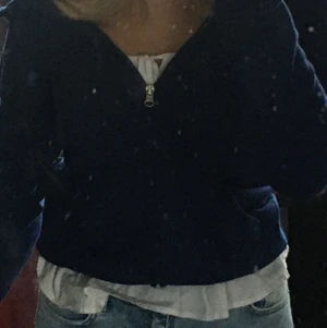 Blå tröja med dragkedja - Säljer denna super fina tröjan vid ett bra pris då den nästan är helt ny😋