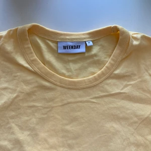 Gul t-shirt - Ljugul t-shirt från weekday storlek Xs - har två exakt lika dana så 20 kronor för en och 30 för båda 