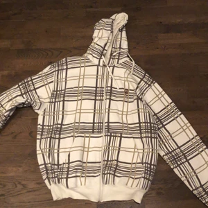 Hoodie  - Stor nice zip-up hoodie. Väldigt skönt material✨ Andvänder inte så därför säljer jag. Den är i bra skick 💖