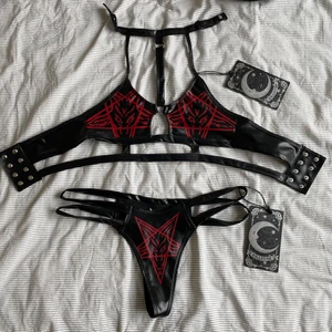 Killstar  - Helt oanvänt set från killstar med lappar kvar! Har endast provat en gång. Toppen är i en storlek s och trosorna i m. Säljer båda för 200 men man kan också köpa de separerat. Nypris ca 400 eftersom frakten också kostar en del när man beställer där ifrån ☺️