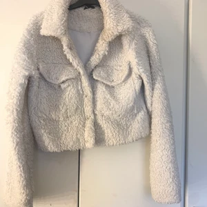 Fluffig jacka  - Vit fluffig jacka jätte skön till vintern och hösten. Storlek 38 men passar även 36!