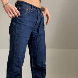 Skitsnygga och trendiga Levis jeans köpta vintage på humana💕 sitter jättesnyggt midrise i midjan. Frakten tillkommer💕