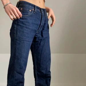 Jeans Levis 501 vintage  - Skitsnygga och trendiga Levis jeans köpta vintage på humana💕 sitter jättesnyggt midrise i midjan. Frakten tillkommer💕