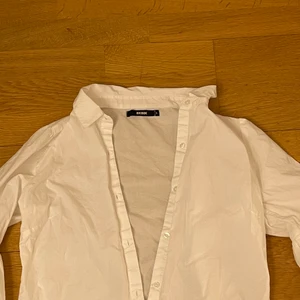 skjorta från bikbok - skjorta från bikbok med pufferarmar. Den är väldigt fin och är i väldigt bra skick. Priset kan diskuteras 