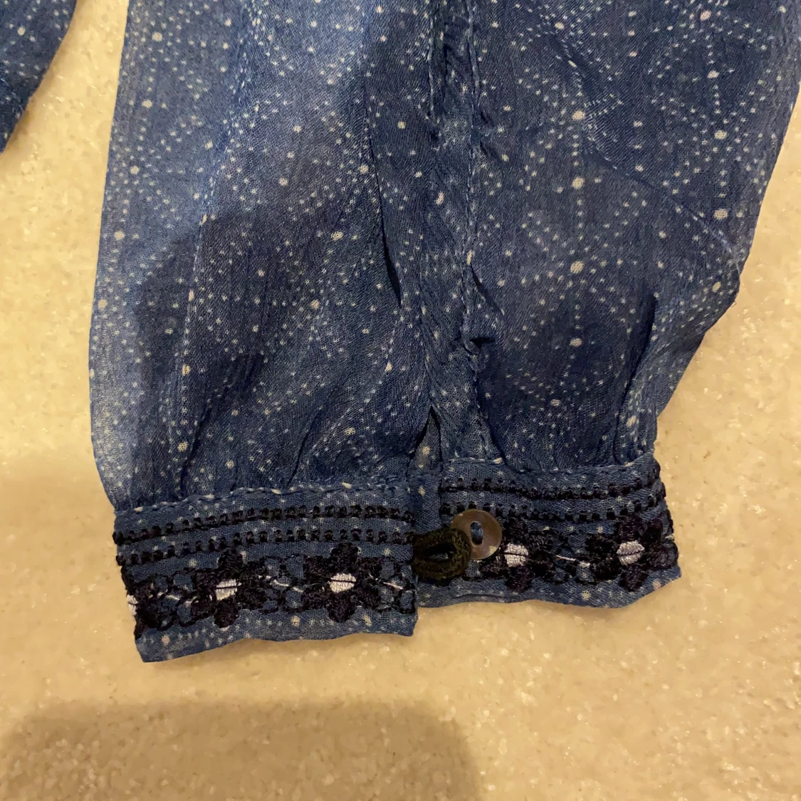 En blå blus som är genomskinlig. - 91