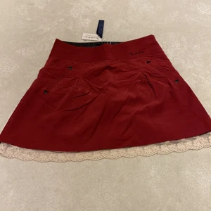 Röd kjol med vita och svarta detaljer! - Röd kjol med vita och svarta detaljer! Lappen är fortfarande på!!