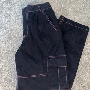 Vans of the wall byxor - Själv är jag 174 och xs i storlek, de passar bra i både längd och i midja. De har rosa sömmar och är helt oanvända. Orginalpris ca 700. Köparen står för frakt