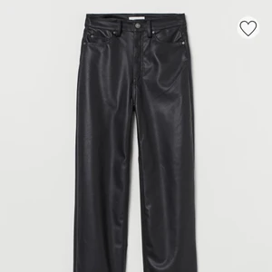 ”byxa i läderimitation” från HM - Säljer dessa slutsålda ”vida/raka” skinnbyxor från HM. Storlek 36. Säljer då de inte kommer till användning, då ja tycker de är för korta på mig som är 175cm. Använda en gång. Köpta för 350kr. Säljer för 260kr inkl. frakt.😁🕺👖 Öppen för förslag kring pris. 