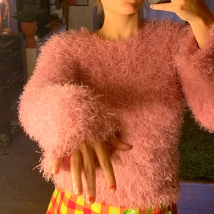 Fluffig rosa tröja - Den är i perfekt skick. Luddig både ute och inne, supermysig nu i höst! Storlek medium, som referens är jag XS-S 🕺🏼 om många är intresserade kör vi budgivning, fråga om du undrar något!