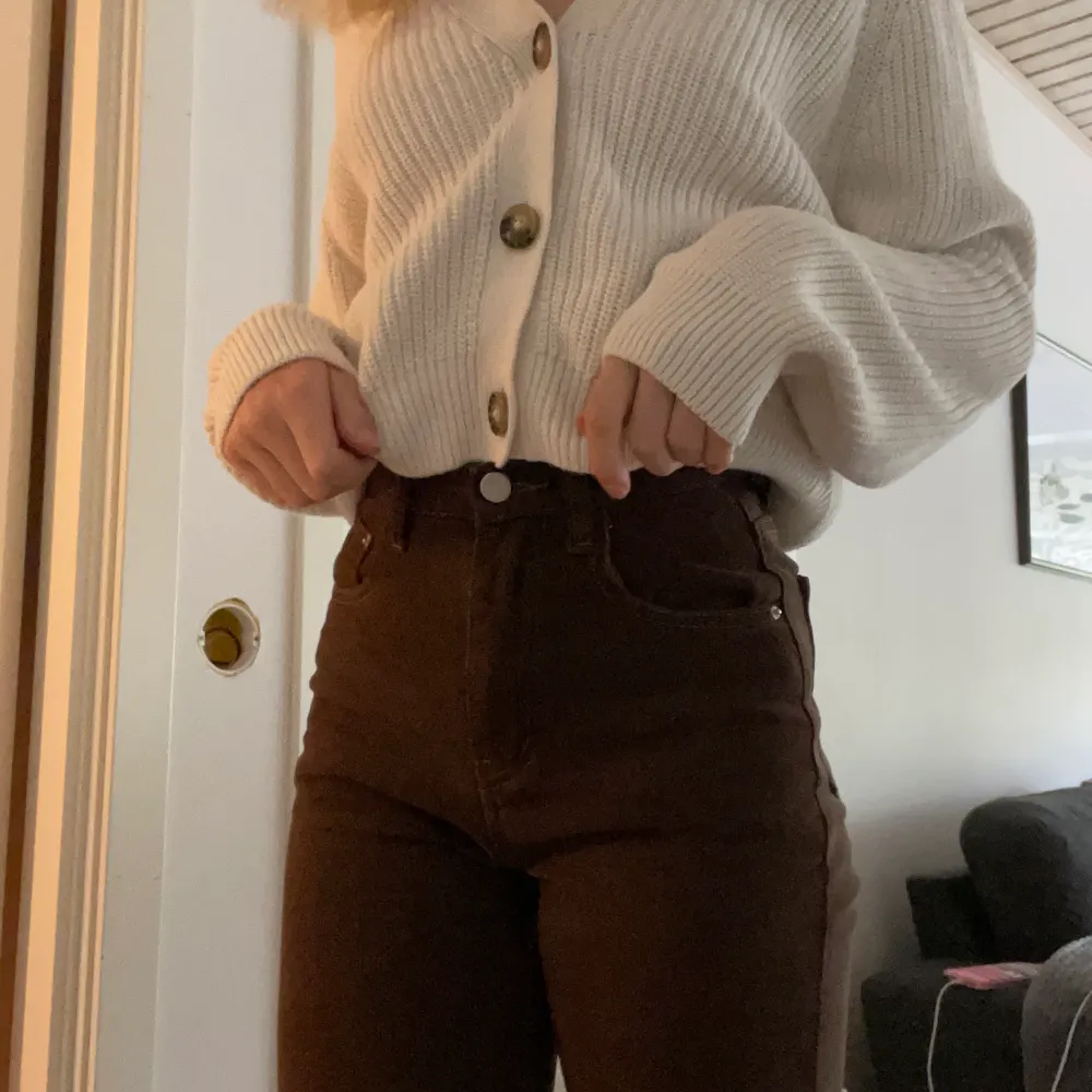 Fin cardigan ifrån Monki! Sparsamt använd, fint skick storlek XXS :) köpare står för frakt och priset går att diskuteras 🥰 nypris ca 300. Tröjor & Koftor.