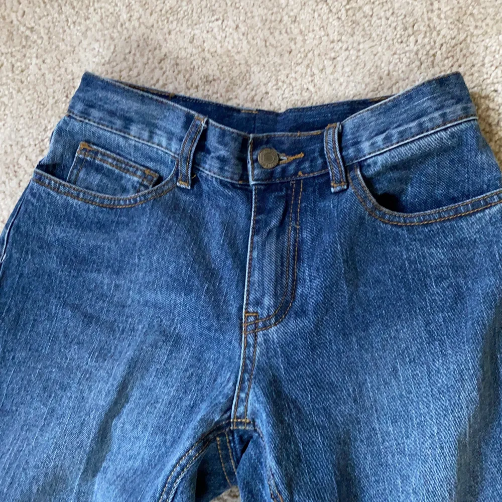 Funderar på att sälja mina assnygga lågmidjade brandy Melville jeans! De är uppsydda så det passar nån som är 160-163( hos skräddare), säljer endast vid bra bud!. Jeans & Byxor.