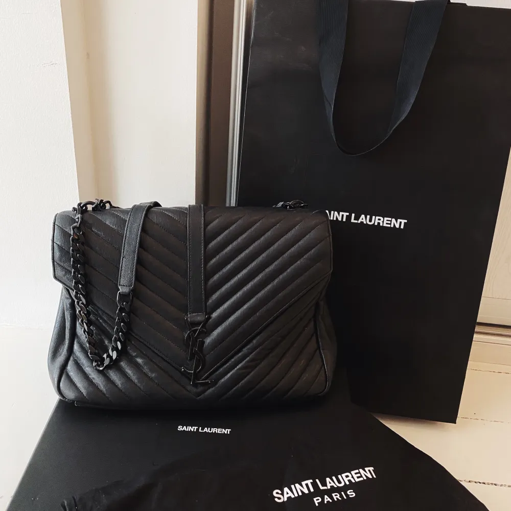 Jag säljer nu min fina äkta svarta YSL väska i 100% lammskinn. Modellen heter College tote. Ny pris 20.900kr men jag säljer den för 12.500kr. Den kommer med låda, dustbag och den tillhörande påsen. . Väskor.