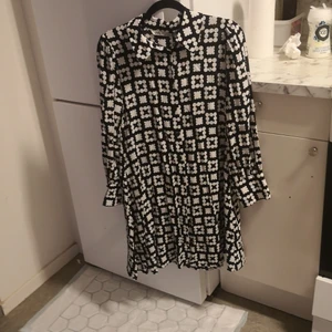 XS - En mix klänning svärt och vit som är inte använt 