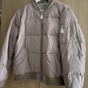 Jacka - Säljer min jacka då jag aldrig använt den.