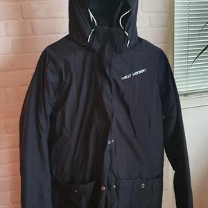 Jacka - Varm. Dragkedjan är hel men måste sätta på en ring eller nåt,för den är defekt men inte själva dragkedjan.