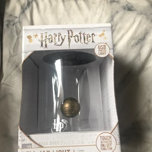 Harry Potter lampa - Harry Potter lampa, gyllene kvicken säljes pga aldrig använd. Endast öppnad för att testa och ta kort! Hör av er för mer frågor. Frakten ingår i priset