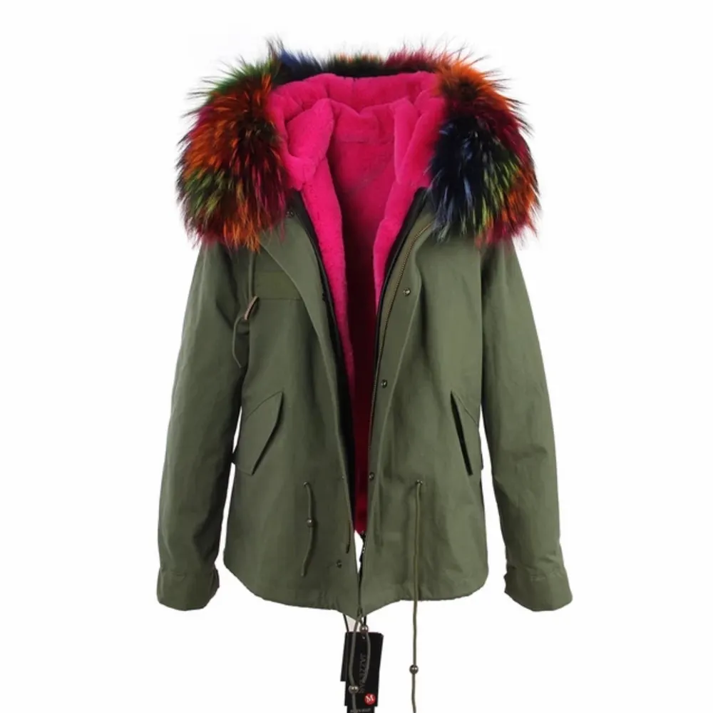  woman army grön vintern jacka med raccoon fur . Fått som present. Använd Max 3 gånger. Nytt pris cirka 5.300kr. Storlek S-M. Jackor.