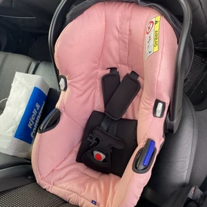 Bilstol / babyskydd  - Säljer vår bilbarnstol / babyskydd, i stort sätt helt ny. Använd otroligt sällan och väldigt sparsamt! Hämtas i hässelby 
