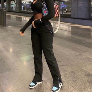 Svarta Byxor med slits  - Säljer mina svarta byxor, då jag inte får upp de. Prislappen är på och är oanvända. Kan sänka priset, det är bara att buda:)