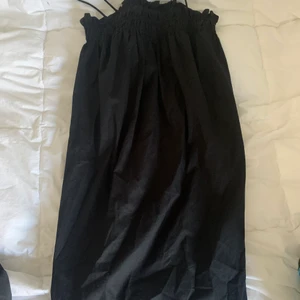 Klänning från hm  - Jätte fin klänning men kommer inte till användning tyvärr. Helt svart och lite räfflad uppe vid bröstet. Köparen står för frakt💘